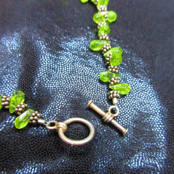 Faceted Peridot Teardrops & Dotted Rondelles Beaded Bracelet With Toggle Clasp - Picture 4 of 6